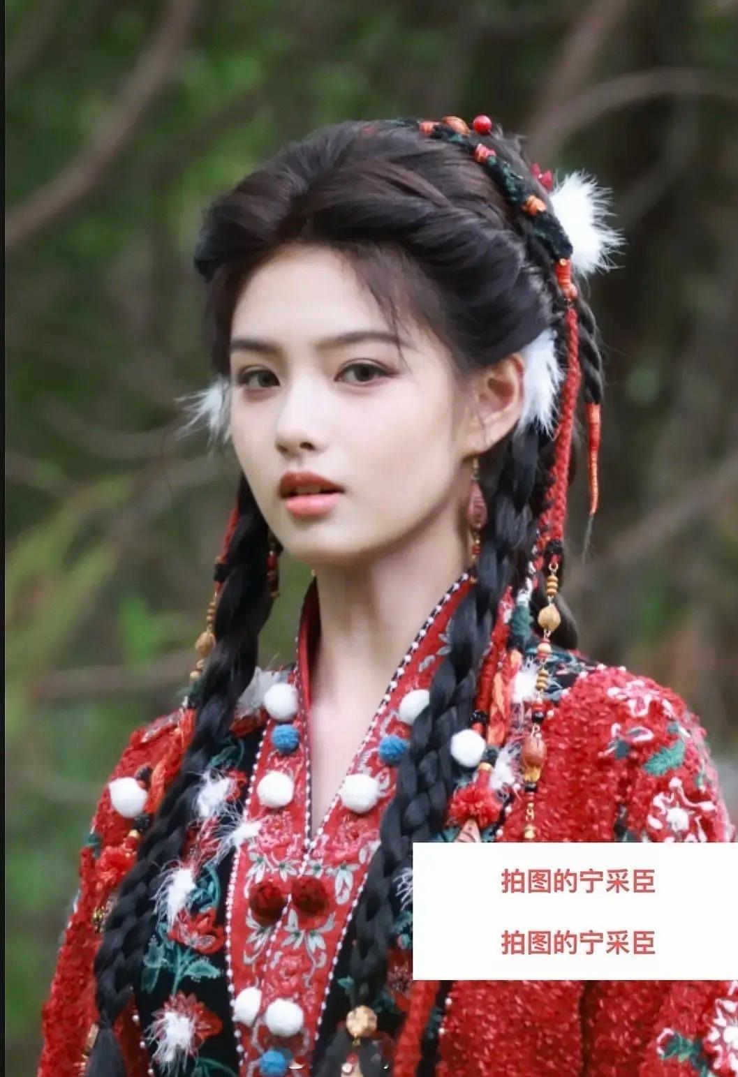 郭敬明的剧组果然堪比减肥营，图一是刚拍《百妖谱》的艾米，之后两张是最新的路透，轮