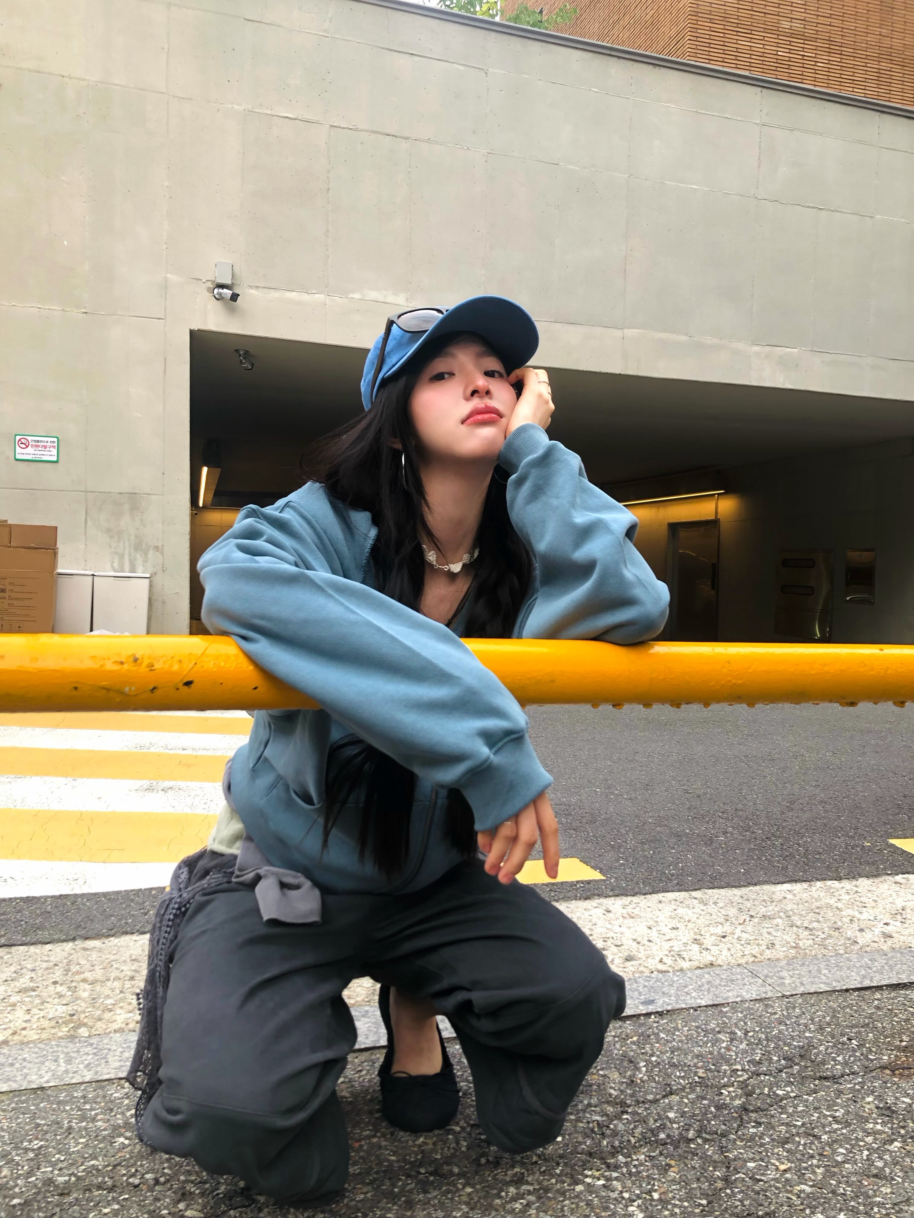 温俊又来给章若楠出旅游拍照模版了 