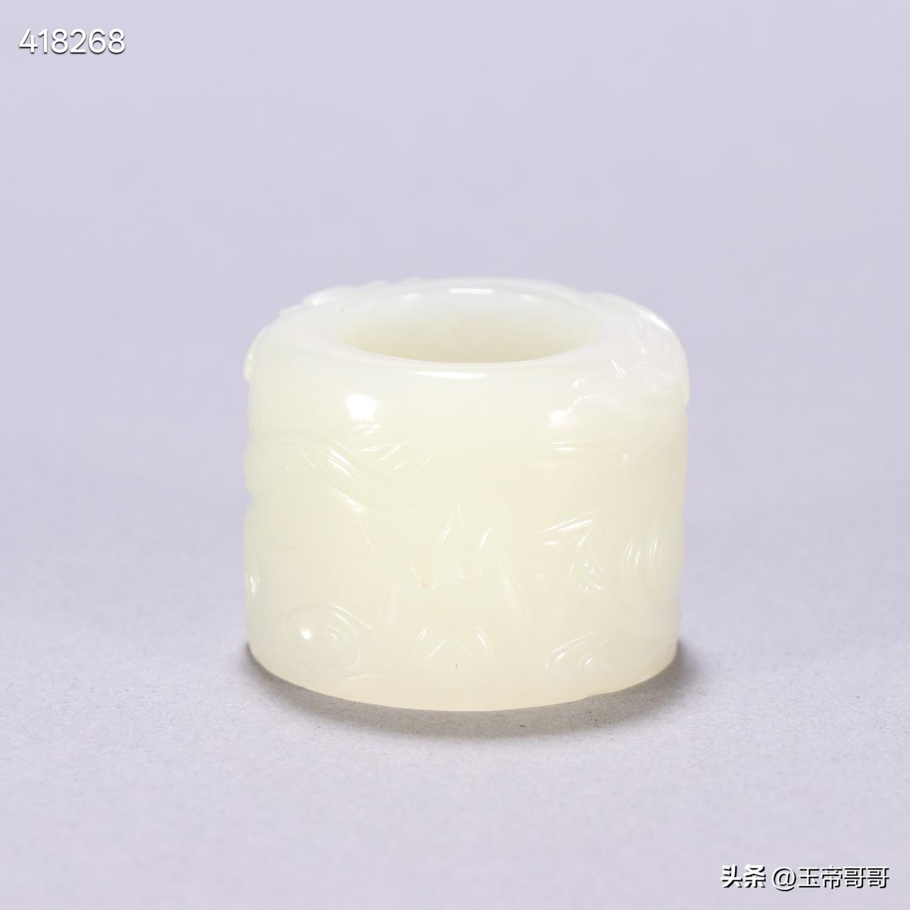 清 和田玉龙纹扳指
规格：内径2.2cm宽2.9cm
