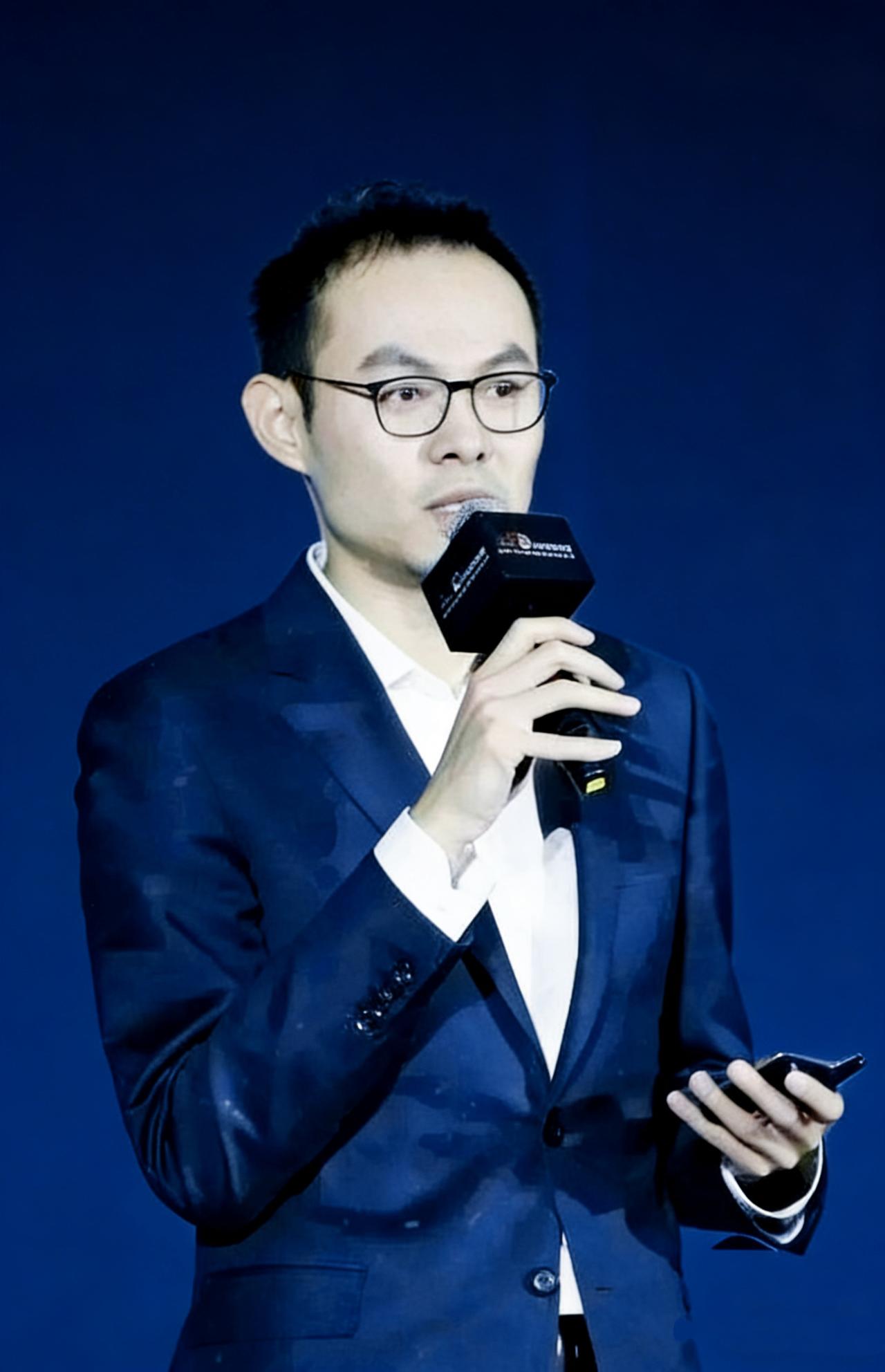 这下可真是热闹了，京东一位副总裁说没就没，职场体面碎了一地。

内部审计直接揪出