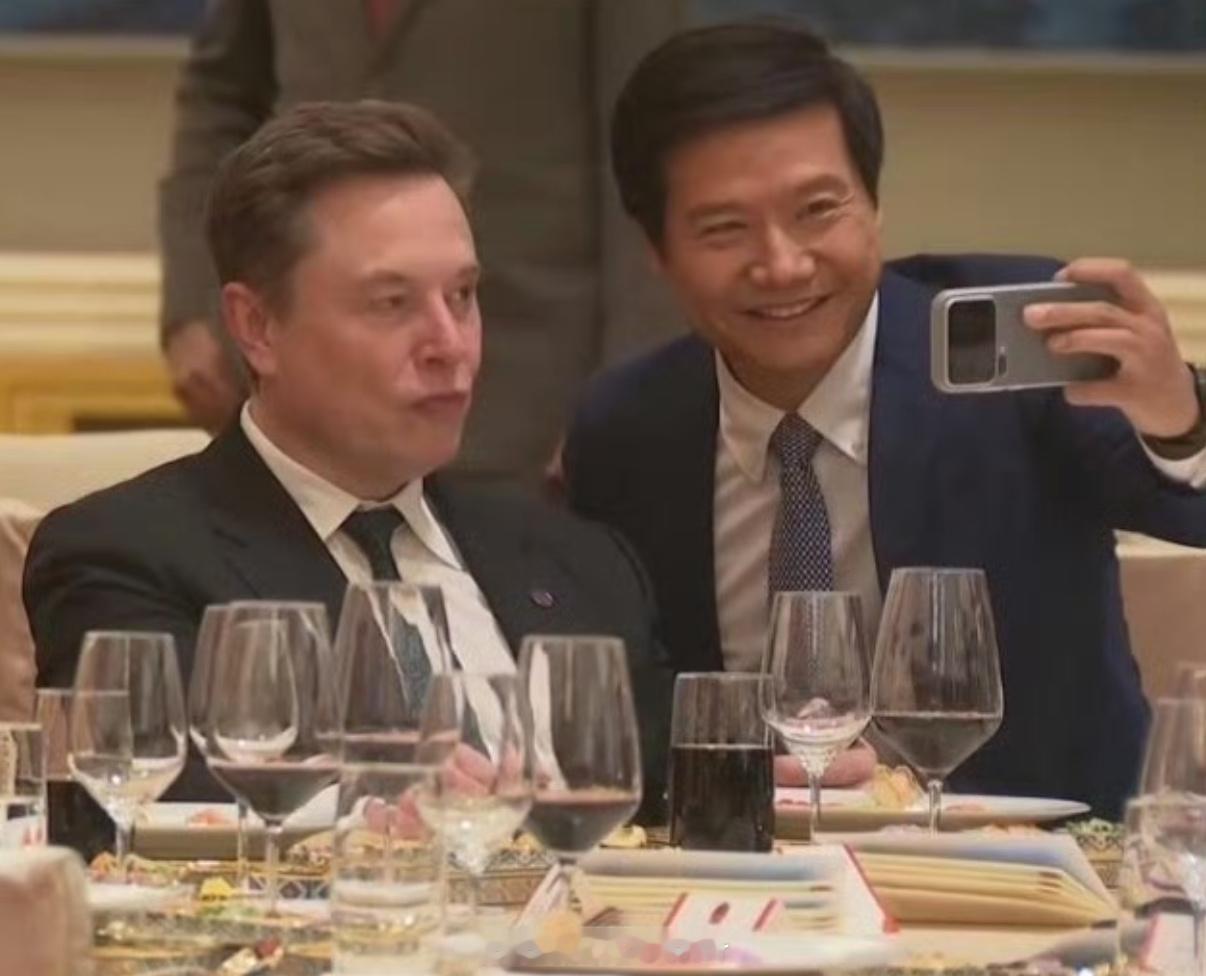从后面突然拍人家人家根本不认识他一脸不耐烦然后强行跟人家自拍🤳这就是你们的教主