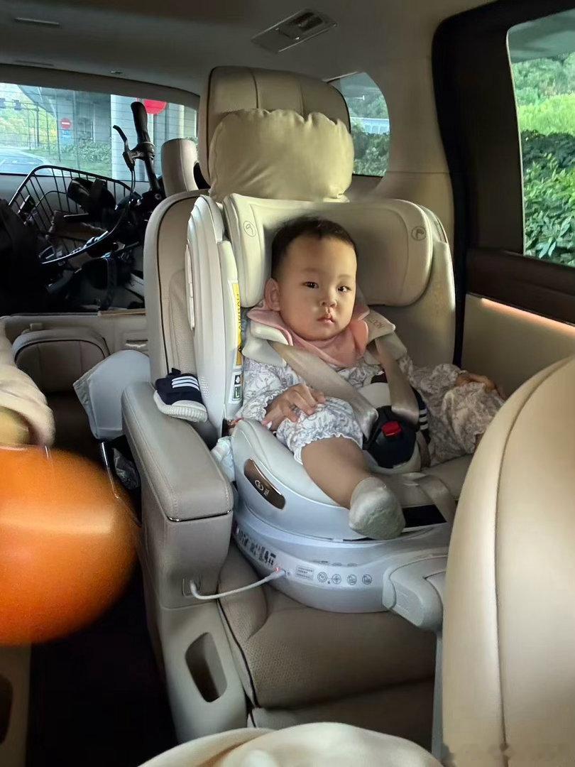 V800太适合商务接待了 排面情绪价值拉满面前两台鸿蒙MPV 一台上午接待 一台