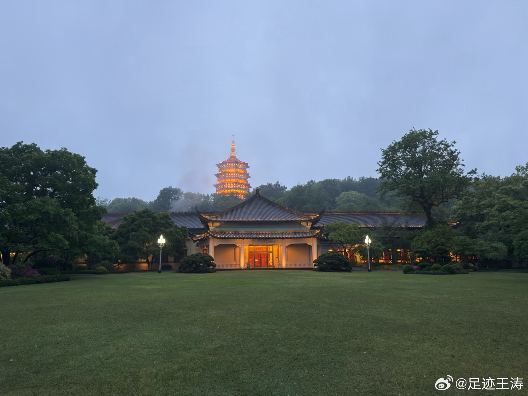 今日开启了《足球城市之杭州》的拍摄，八天时间排的满满，从西湖边到顶级硬件的天元公