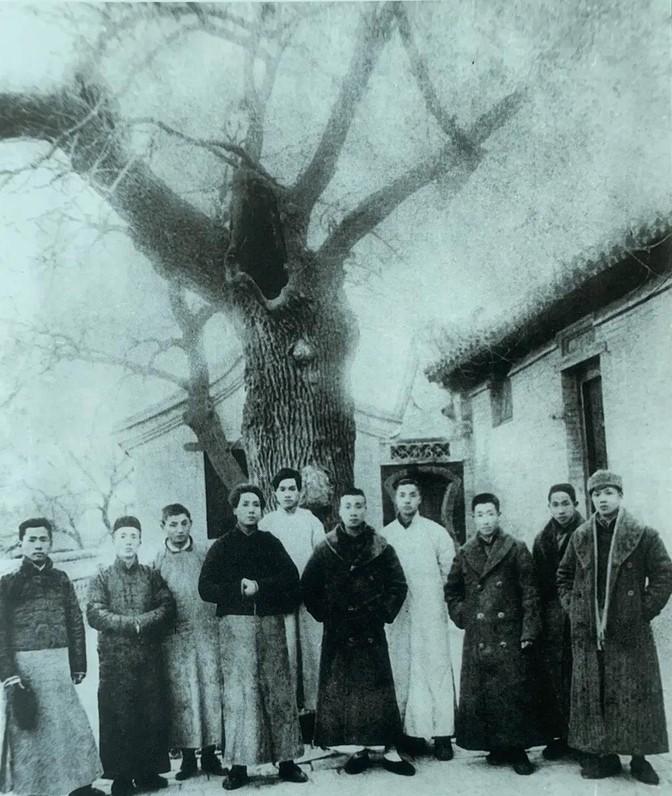 1927年9月，老毛差点交代在浏阳和铜鼓交界那片山沟沟里。

当时他化名＂张老板