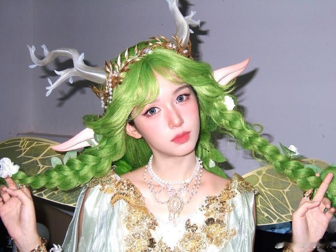 周也绿发春神小鹿造型周也绿头发花仙子造型奇幻森系美学，周也绿发花仙子大片，发色清