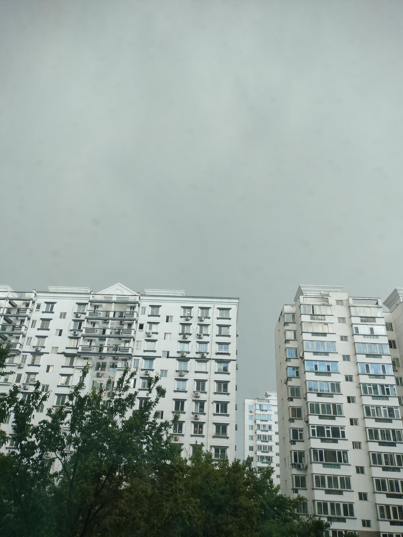 昨天正在下雨的时候，发现黑云缓缓后撤，天际慢慢泛白发亮，本以为乌云散去，大雨就此