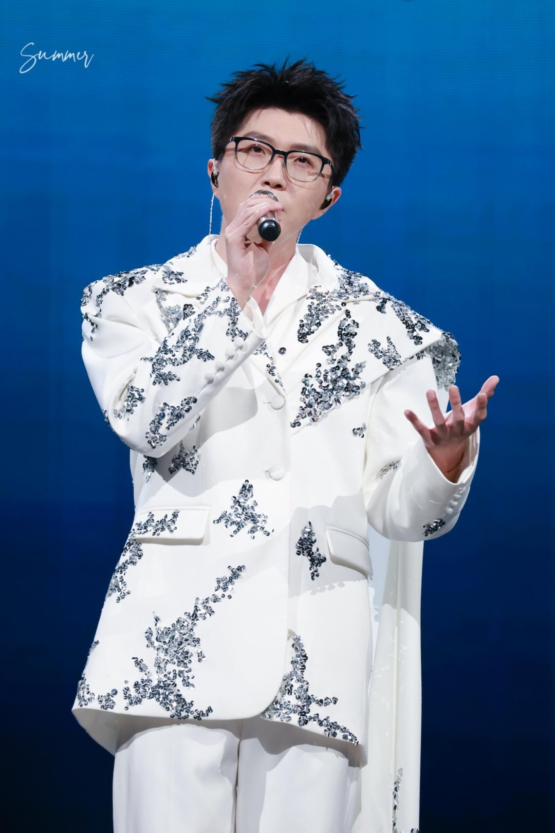 毛不易的嗓音在这个赛道强的可怕 听毛不易唱歌就像翻开一本日记，满是普通人的心酸与