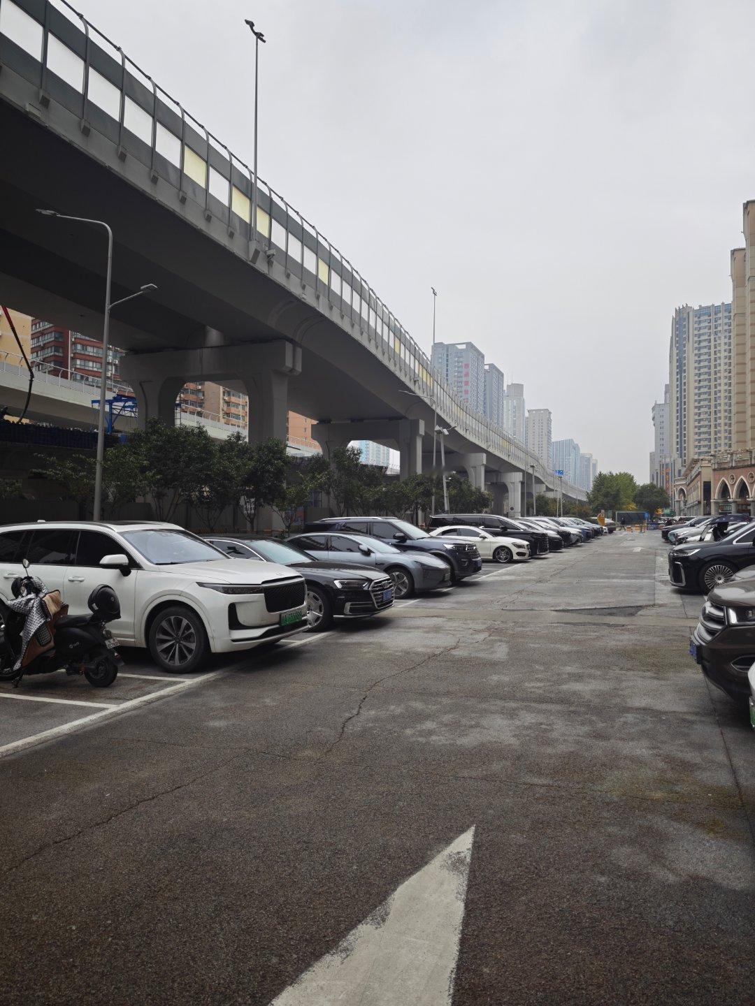 一套房子跳水几十万，开发商恶意降标，天天有人到售楼部维权，这种公众关切怎么不见你