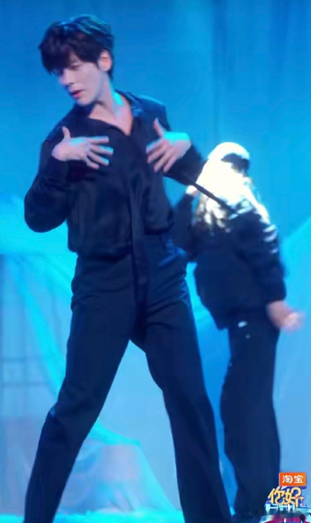 魏哲鸣跳舞自带破碎感 谁被他好六开场秀的破碎感戳中了？每一个转身都带着细腻的张力