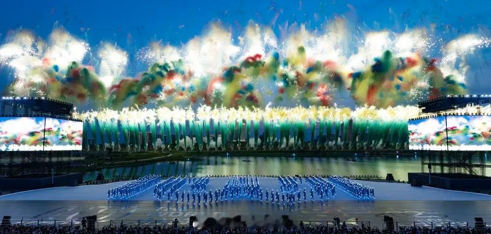 世运会七彩祥云烟花第12届世界运动会开幕式在四川成都举行，焰火映天，璀璨如诗，照
