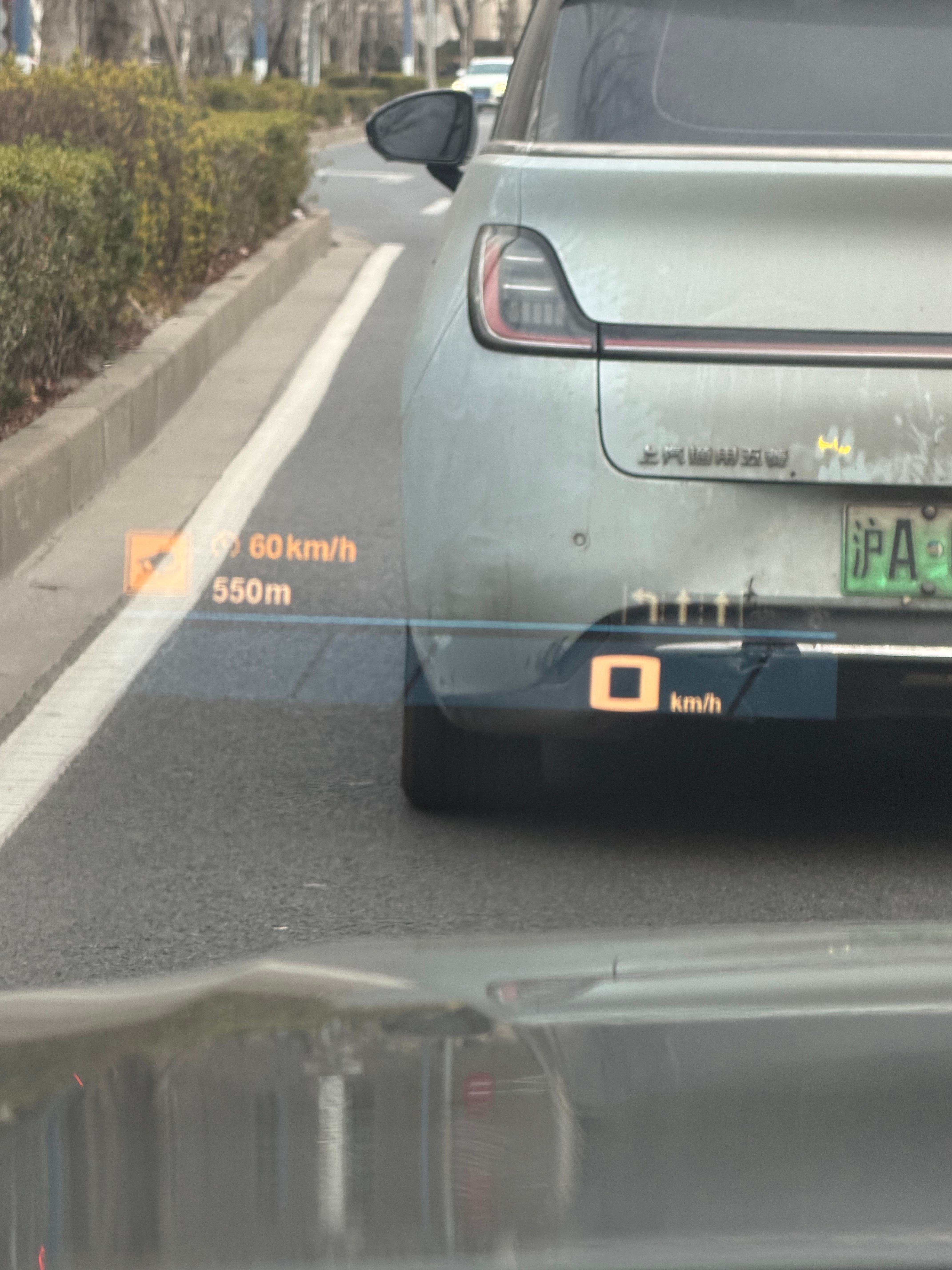 极氪9X的Hud是不及理想和蔚来的宝马M4的Hud就是一些刚刚好的信息，显示色彩