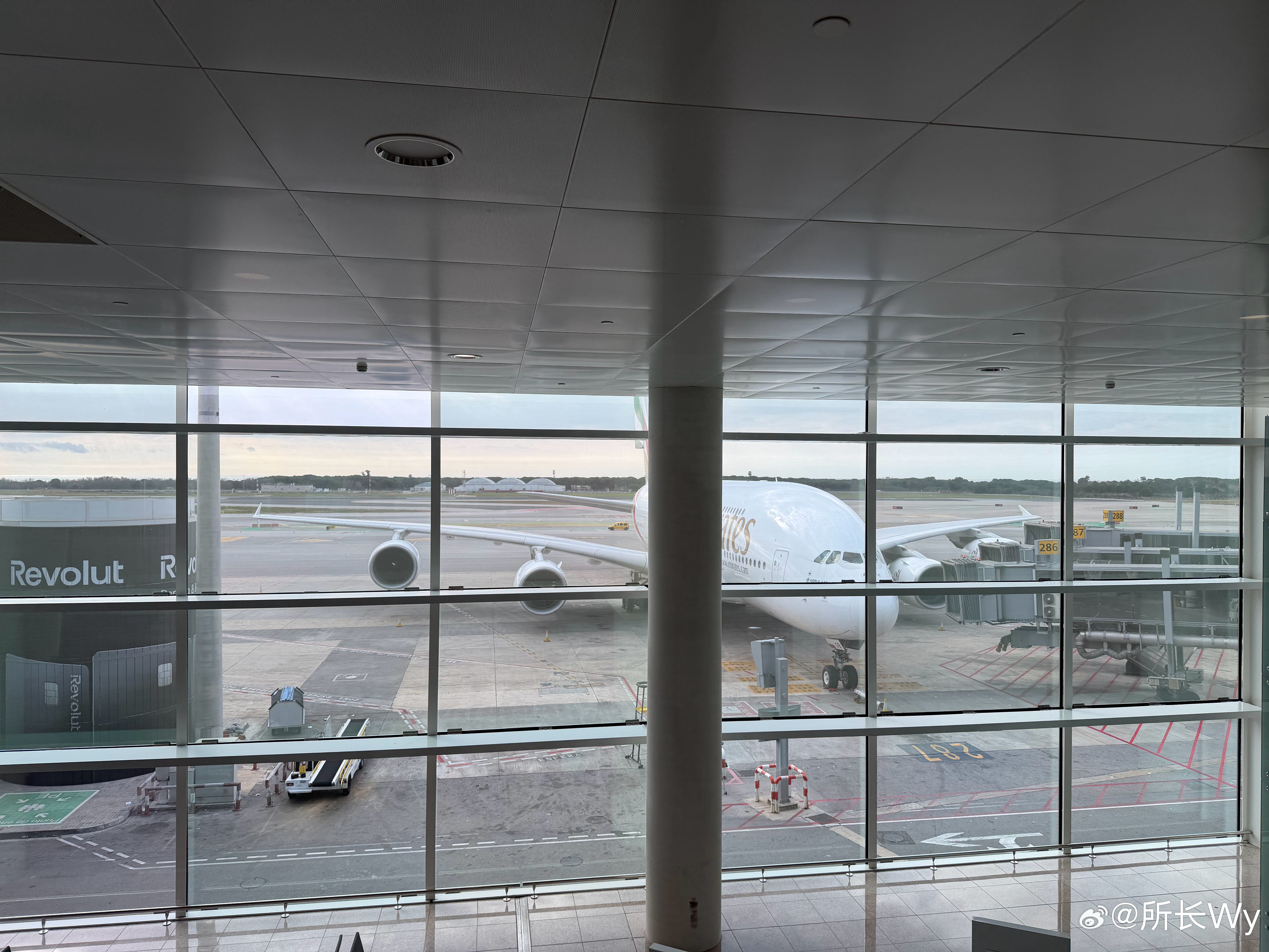 顺利落地停旁边的A380太漂亮了看了下是阿联酋航空的听说这次很多中东人都没法来 