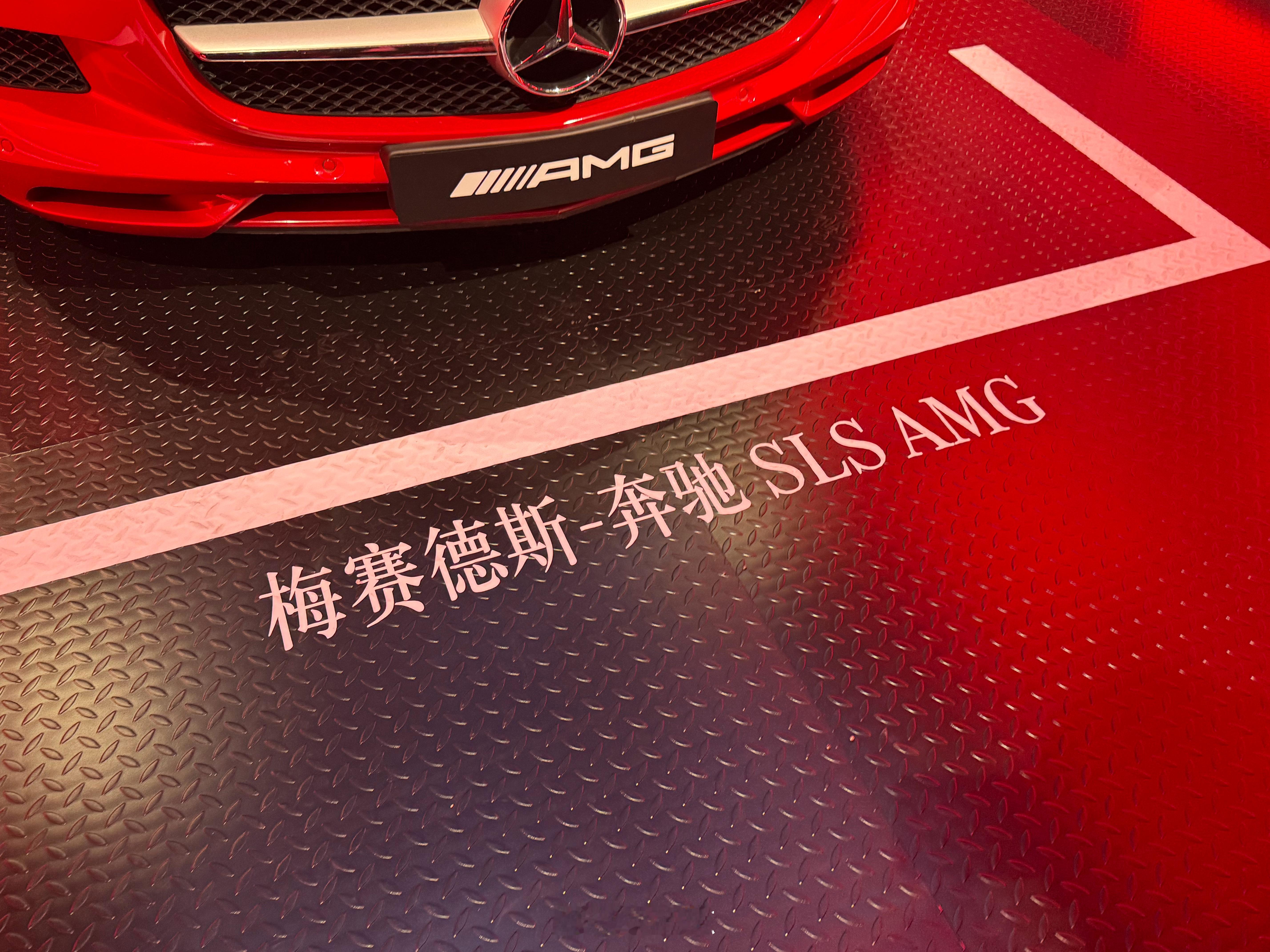 发现了一个特点，近代的AMG，名字越来越长。“四驱4MATIC”、“E带电”[笑