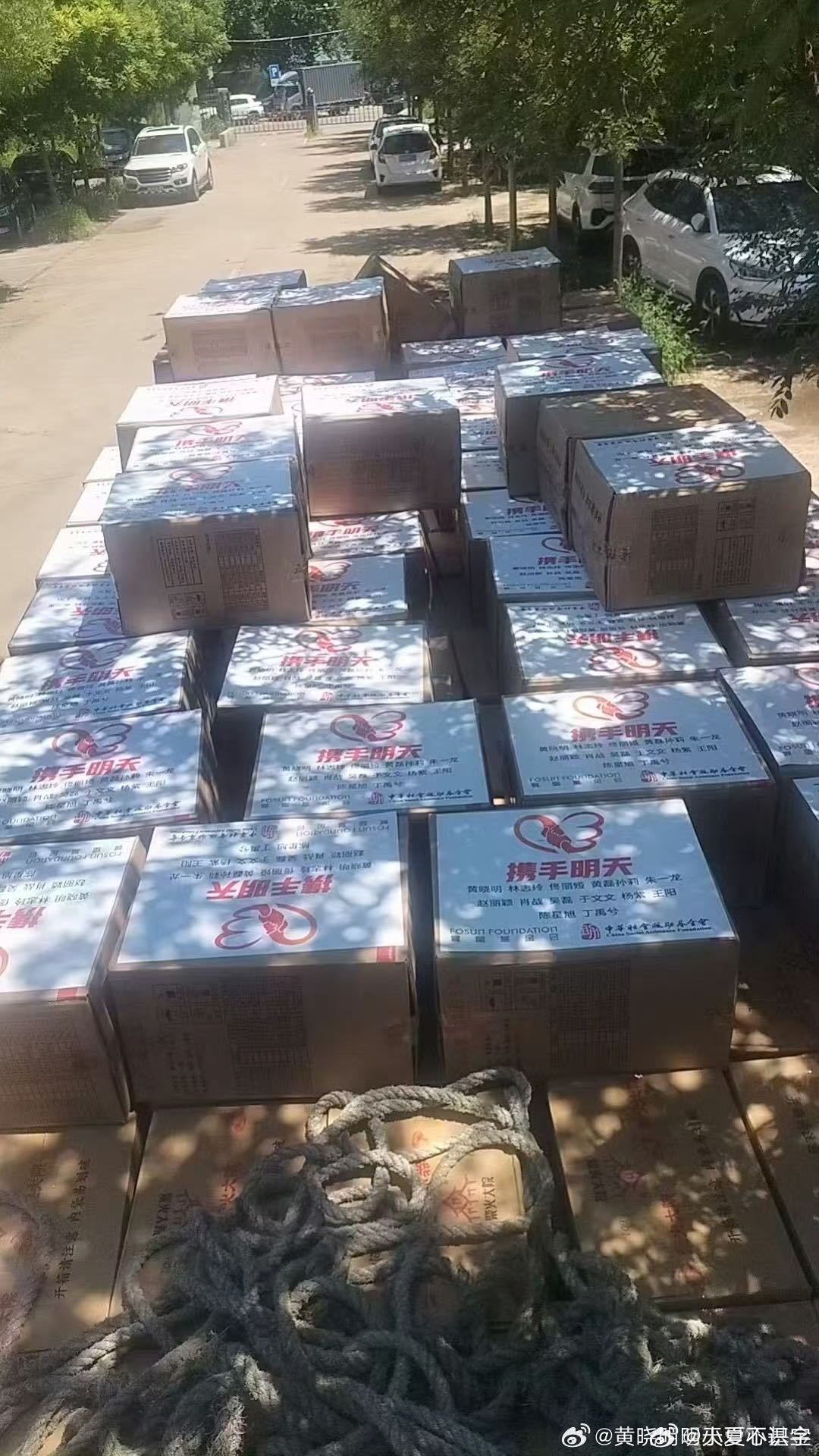 看到黄晓明为北京暴雨灾区送物资，真的很感动！他的明天爱心基金二十多年来一直在做公