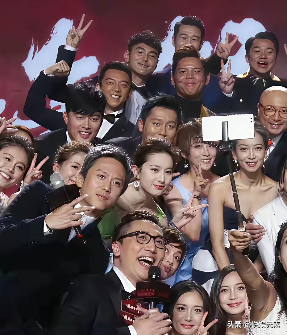 刘亦菲在中间C位是毫无争议，
因为她最靚；
杨幂虽不在C位，
然而还是很容易发现