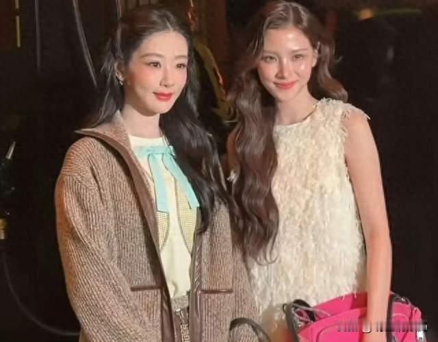 杨紫米兰时装周这张合照，网友吵翻了。