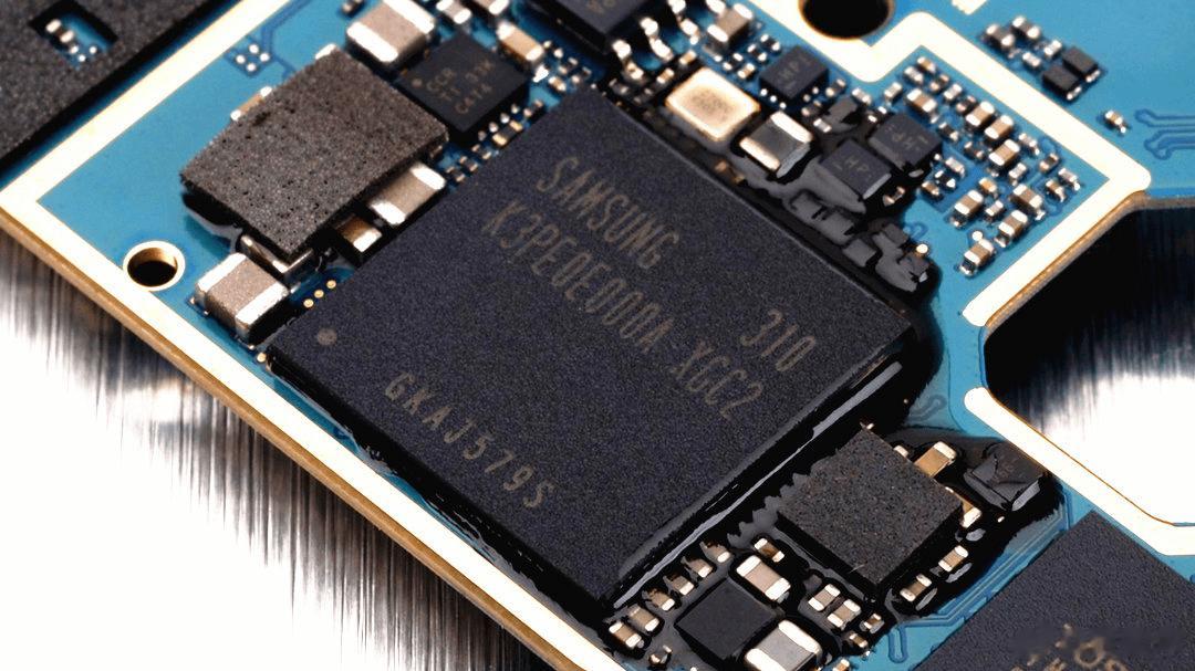 有网友私信咨询我，iPhone换硬盘扩容靠谱吗？我专门咨询了几个搞维修的师傅，他