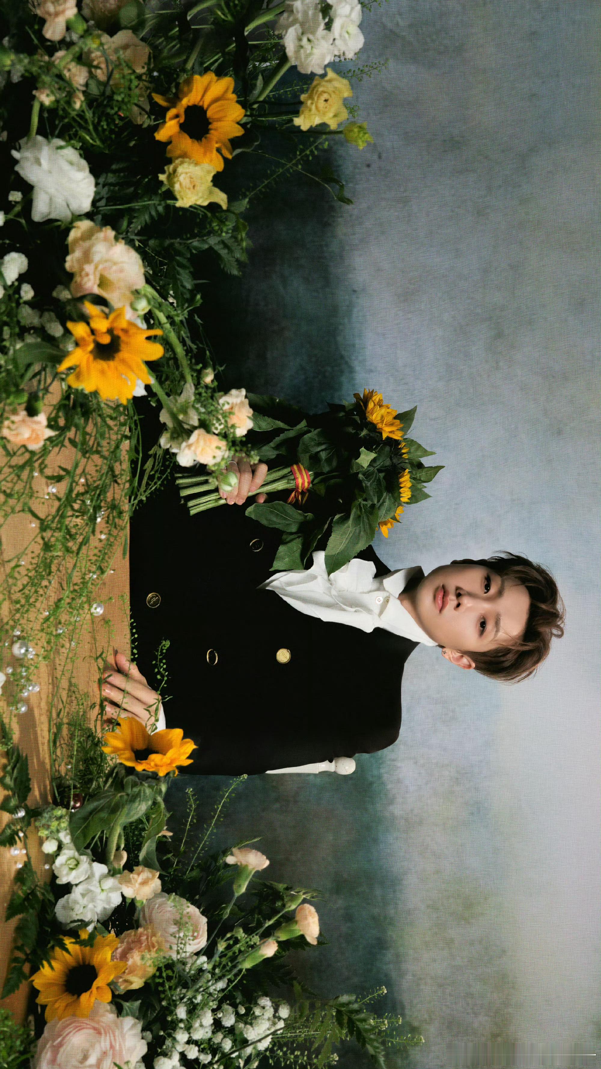 汪苏泷星光大赏造型图汪苏泷这星光大赏造型直接杀疯了！宫廷风穿搭配上权杖，贵气感直