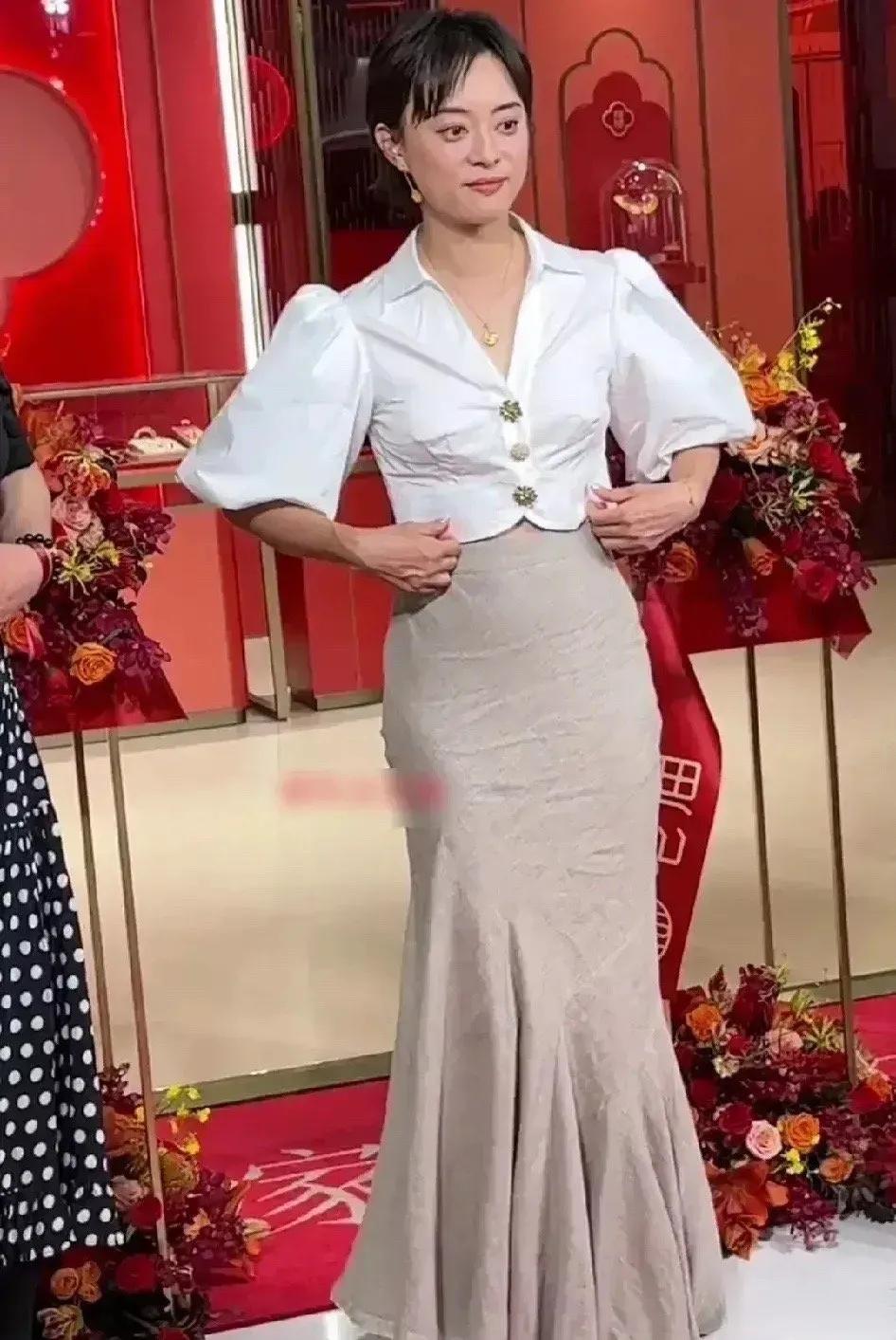 孙俪最新造型遭吐槽太丑！

昨天孙俪曝光了最新活动造型，泡泡袖上衣鱼尾裙，衣服还