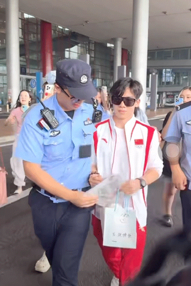 机场没有vip通道吗#张博恒在机场寸步难行##张博恒被堵首都机场厕所# ​​​