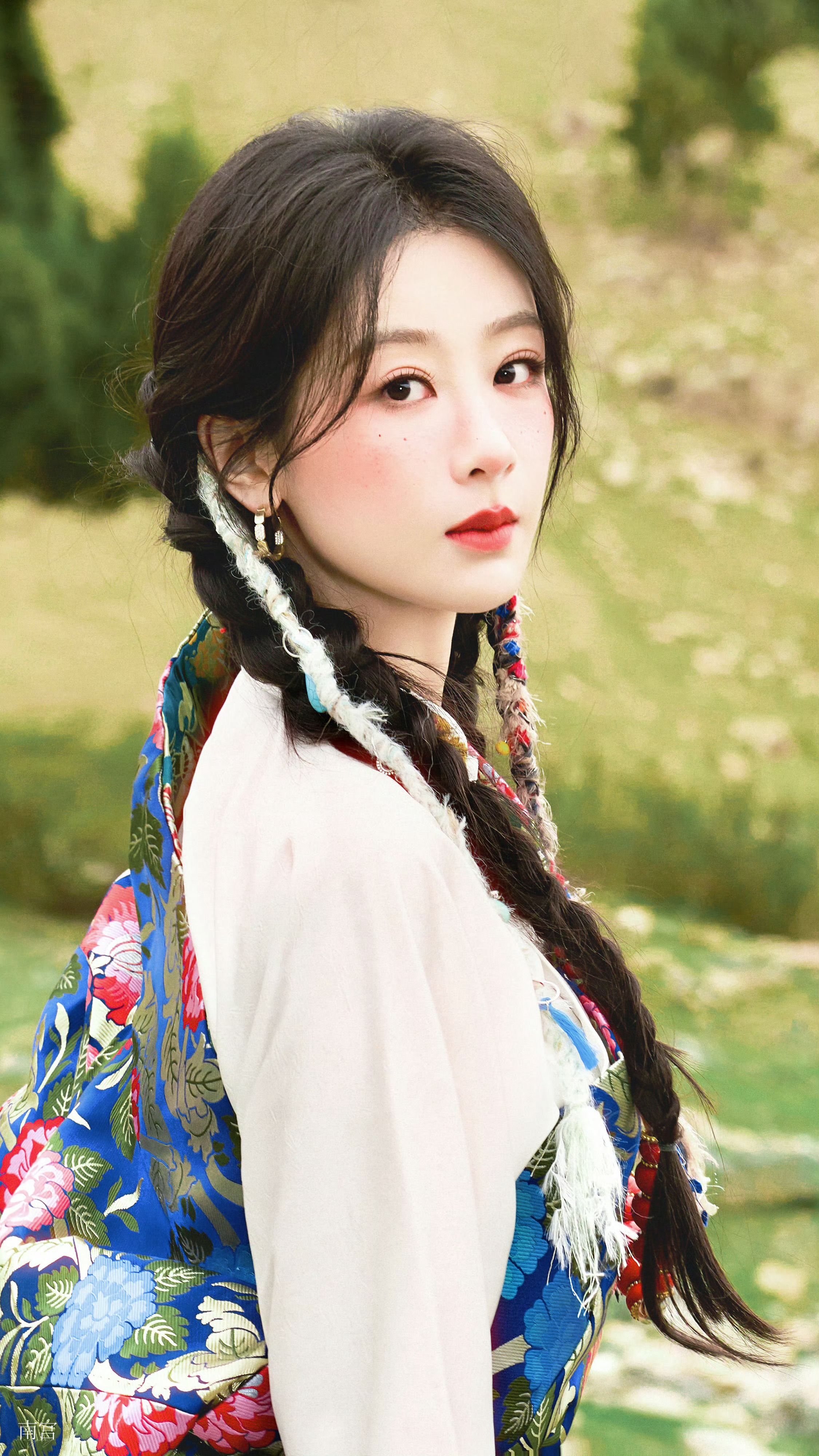 杨紫杨紫玉兰花开君再来 杨紫董竹君演员杨紫，保持初心，踏实演戏，磨炼演技，灵性通