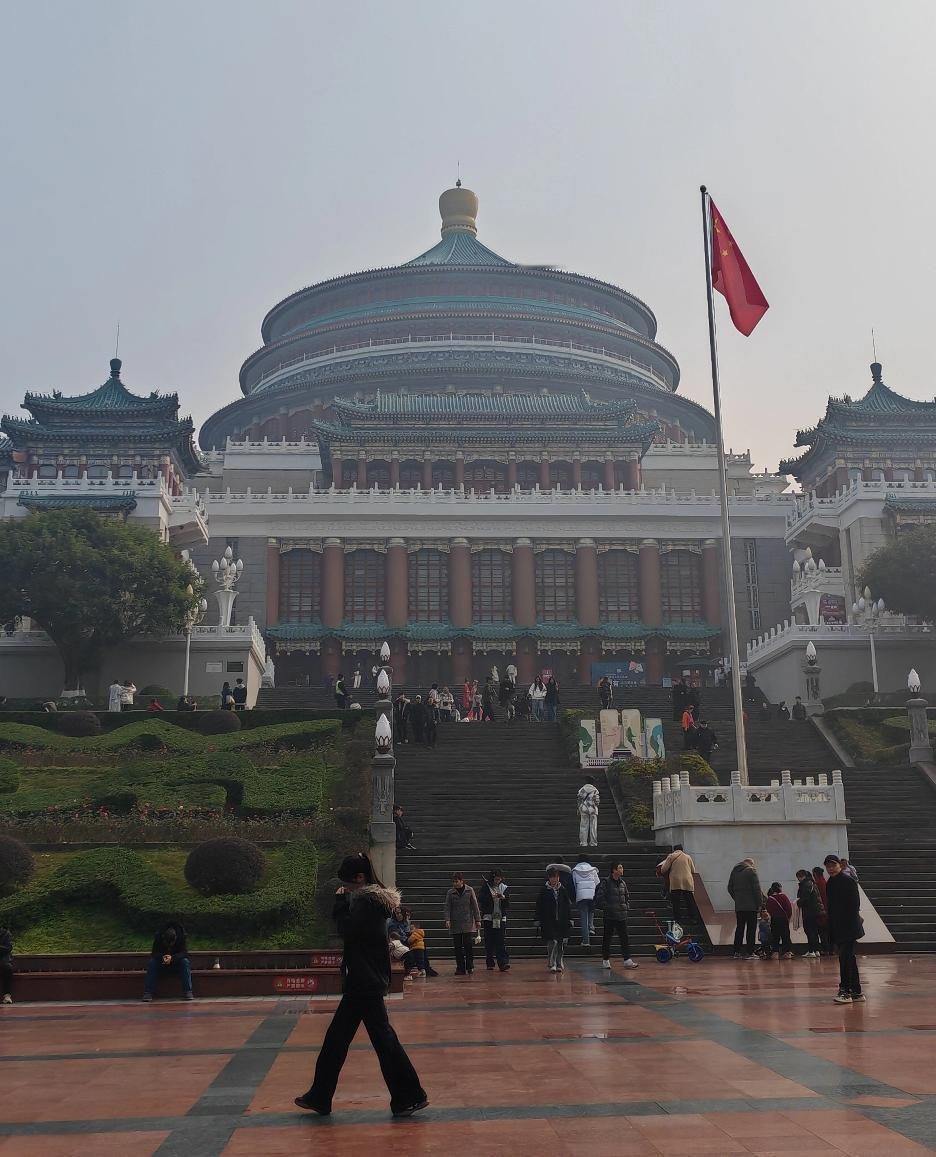 昨天的天气很好，带着家人一起去逛了逛大礼堂，好久不去了，广场上多了很多打卡的外地