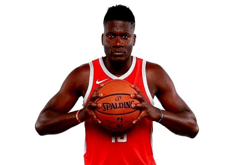 卡佩拉穿火箭球衣？别闹了，人早被卖到老鹰四年了。
 
可一堆大网站昨天齐刷刷发同