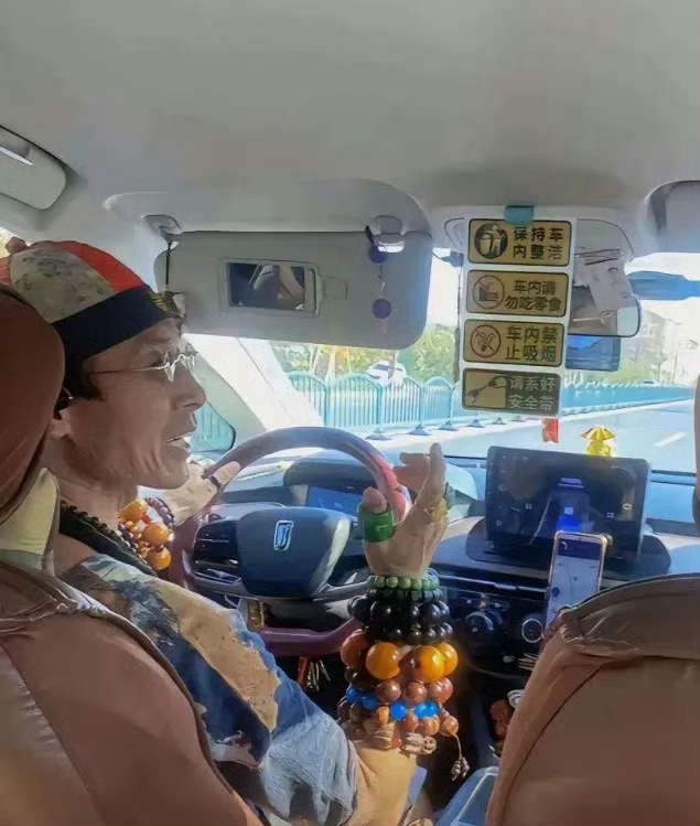 这身行头怕是要吓傻一堆乘客