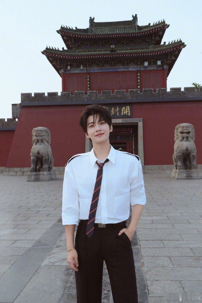杨洋火一次就要在互联网洗一次袜子  杨洋这洗袜子视频简直是互联网老传统了，火一次