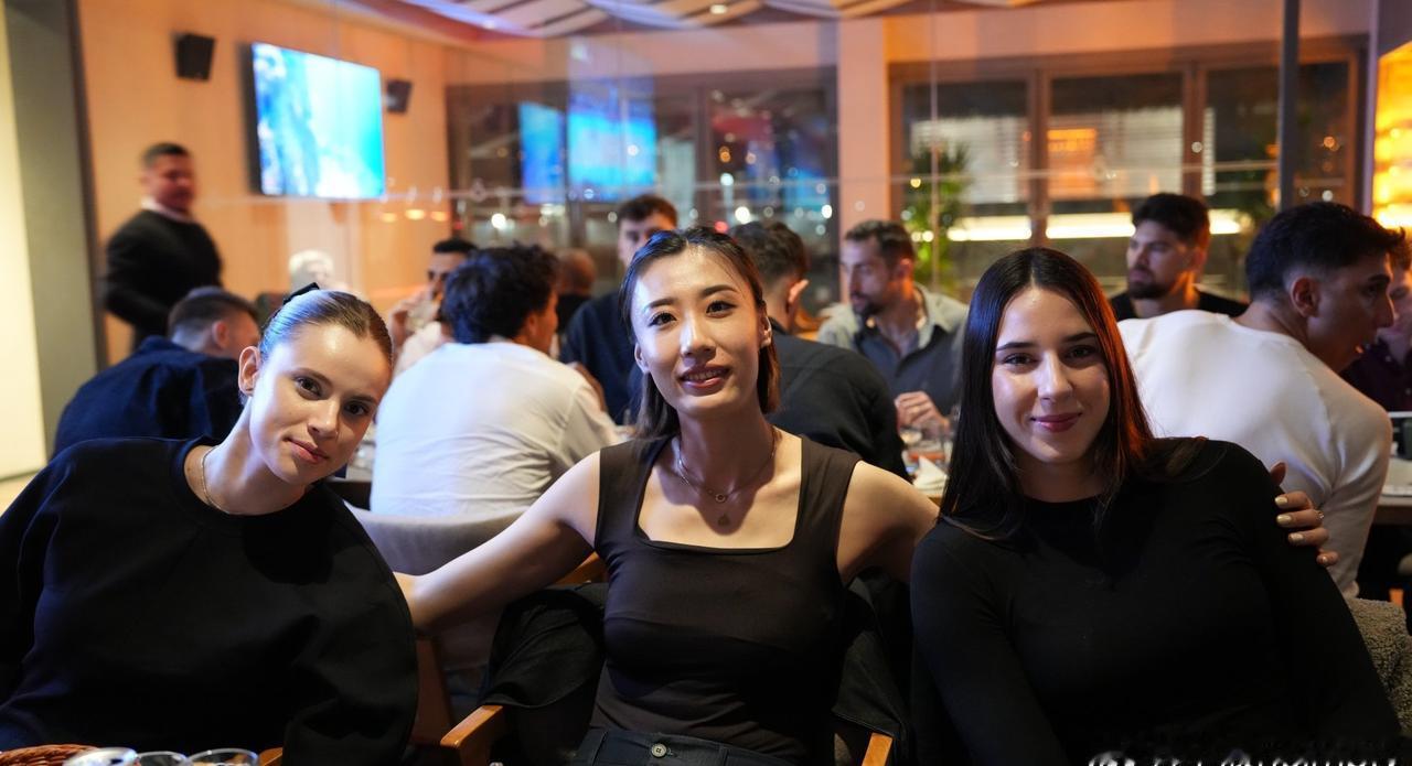 王媛媛的新赛季晚宴[手指比心]

王媛媛中国女排 ​​​