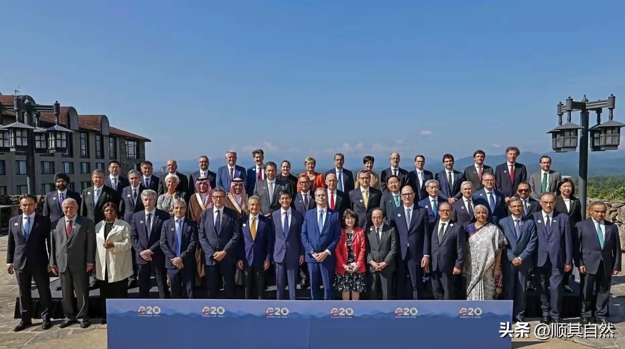 没关系，风水轮流转，东道主美国在G20大合照中，将中国参会人员安排在最后排，最边
