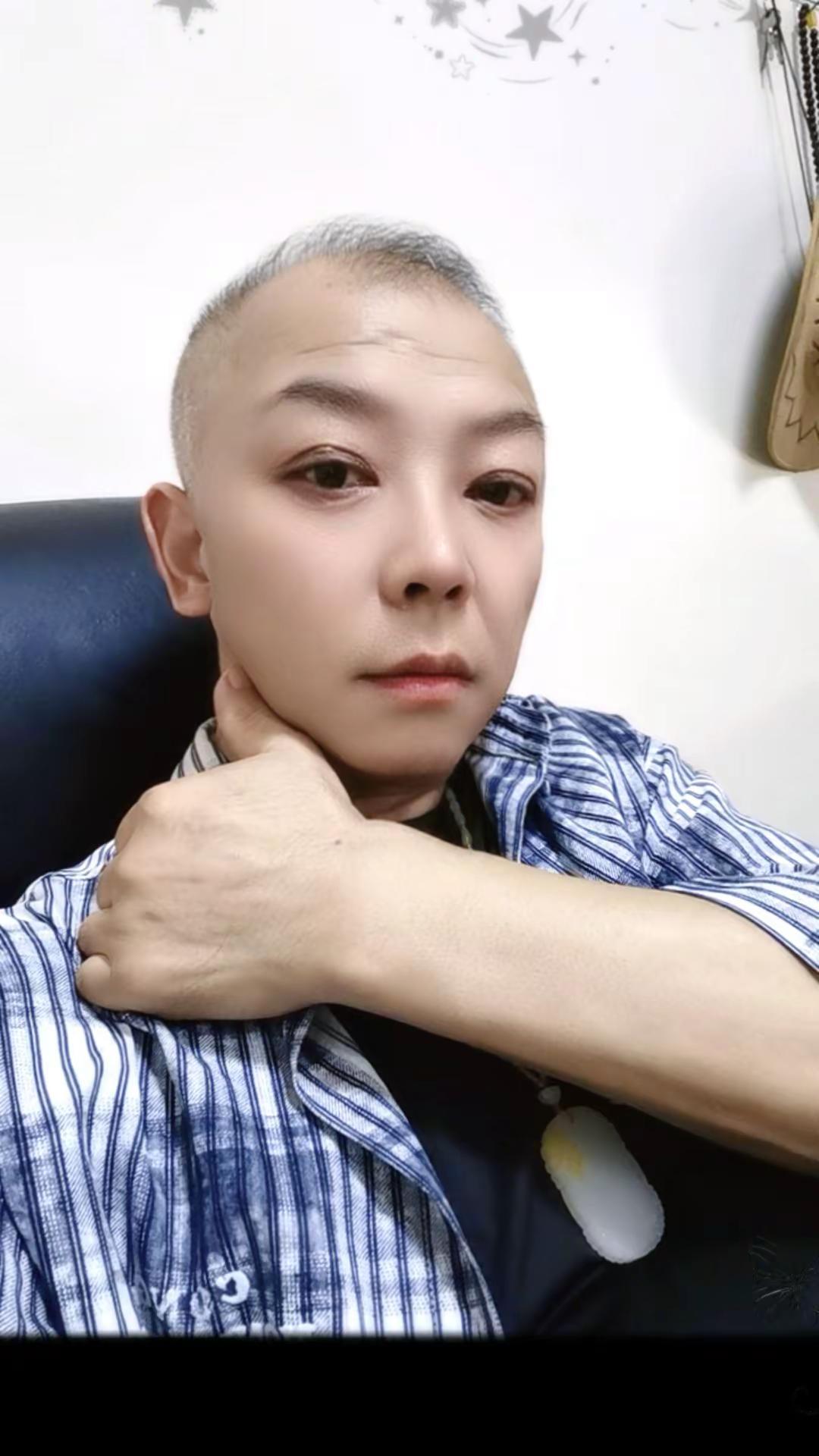 满头白发也很帅 身体状态决定年龄 不被年龄定义生活