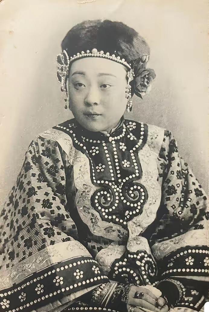 这是西方明信片中珍妃的真实容貌，这可不是演员扮演的，货真价实的照片。

这是拍摄