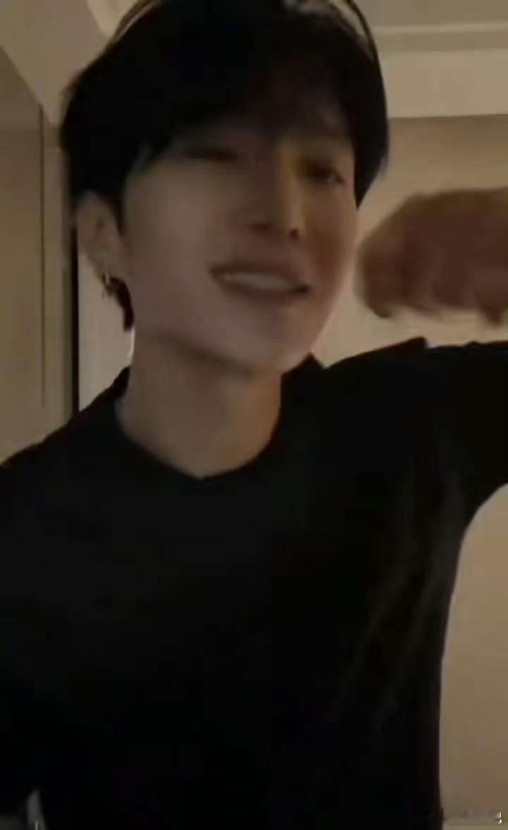 范丞丞真不考虑开个舞蹈班吗  你好星期六斗舞全程高光，范丞丞卡点舒适氛围感拉满，