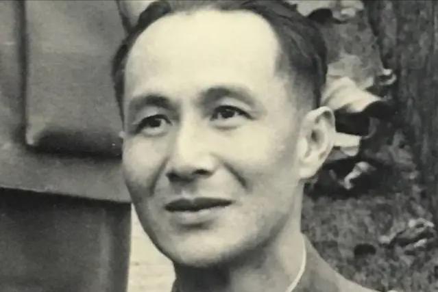 1932年1月淞沪抗战即将爆发之际，何应钦飞到上海，希望19路军暂时避开战斗，不
