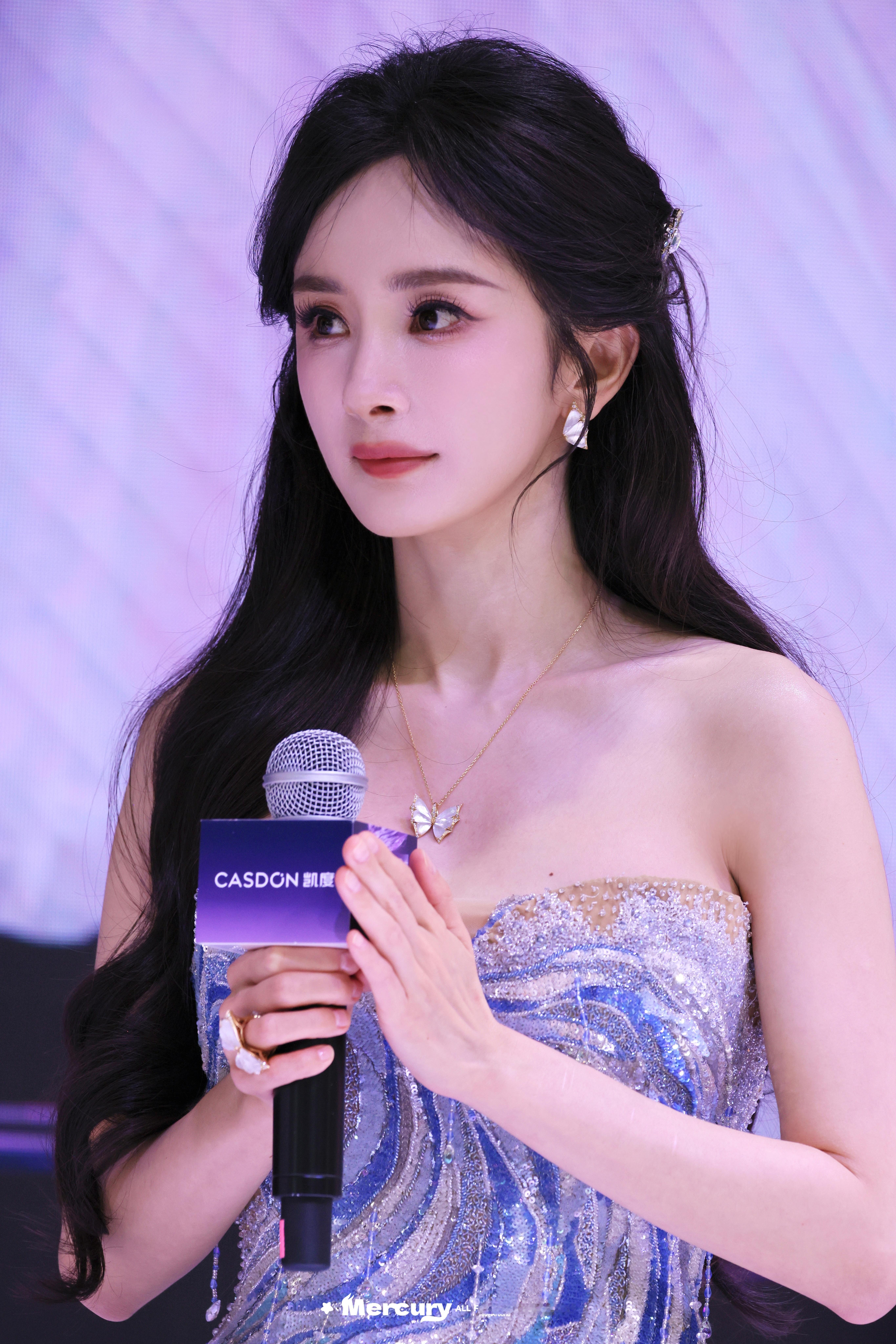 杨幂 ✨ 侧颜是藏不住的精致，抬眼是漫出来的温柔。发间碎钻映着光，蓝裙缀满星河，