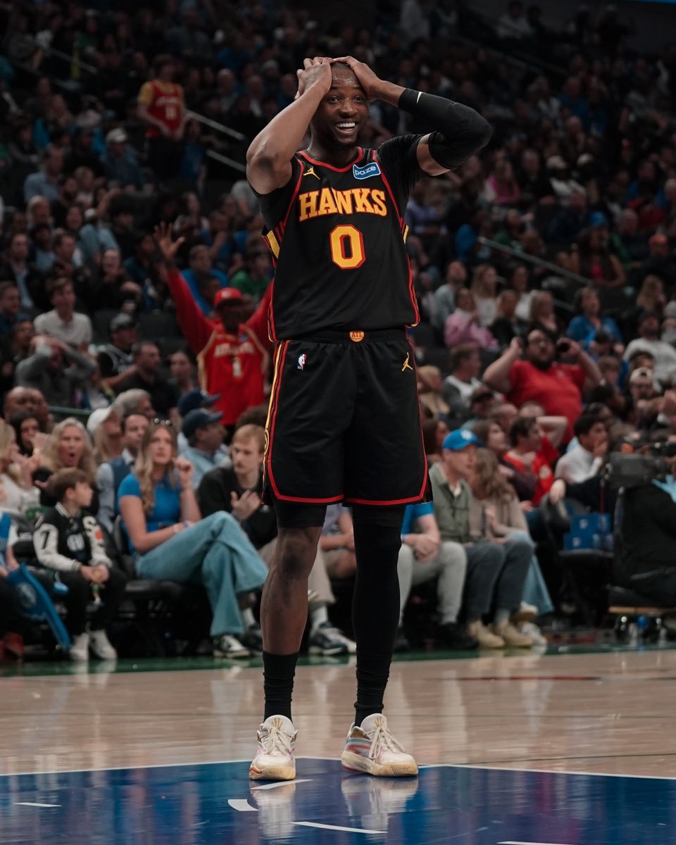 看看身后是约翰逊的父亲亚特兰大老鹰