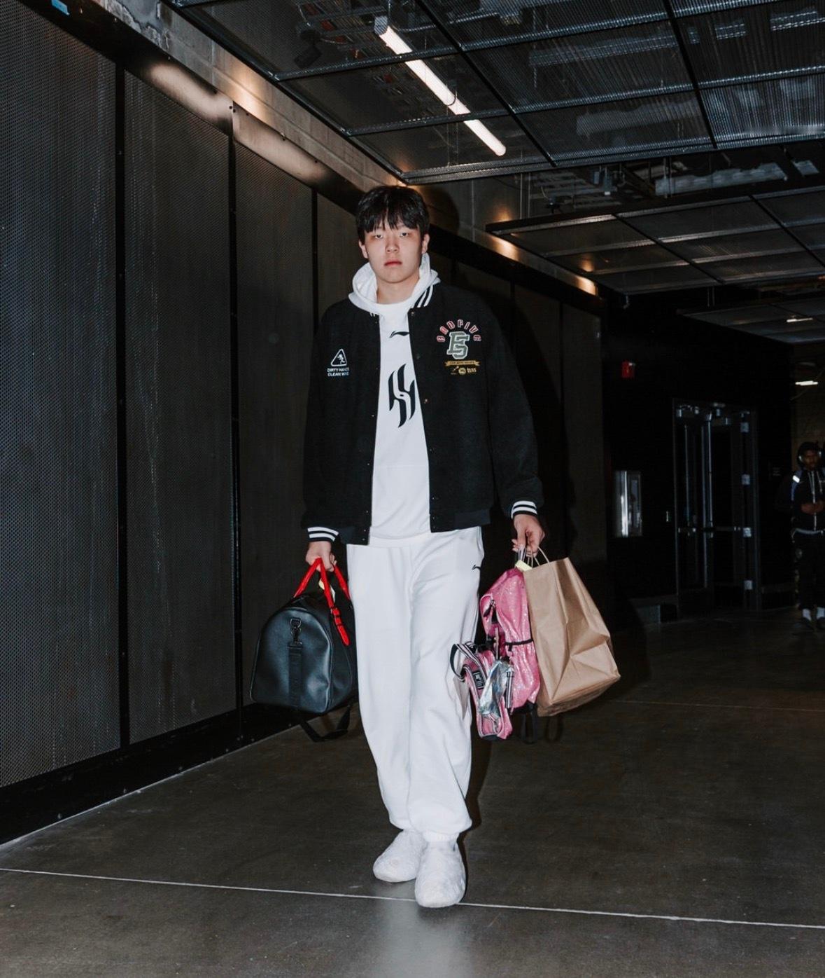 杨瀚森对粉色小书包是真爱嗷 [酷]nba ​​​