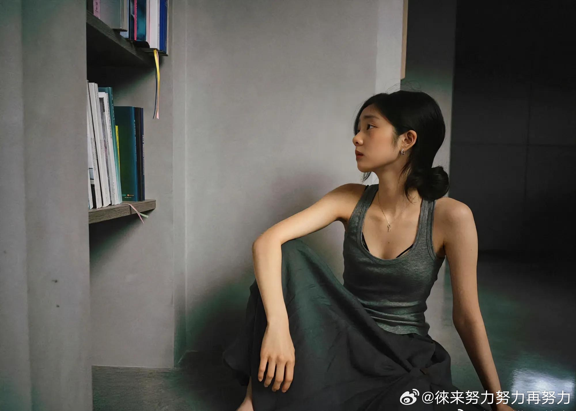 黄多多 如果忧郁是种天赋在家穿件普通背心拍照，都能吵出几十亿阅读量，旁人二十岁随