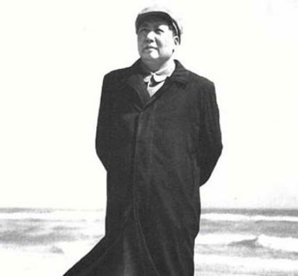 1959年毛主席重回老家故居，看见父母合影后，为何只把母亲照片带回北京？
195
