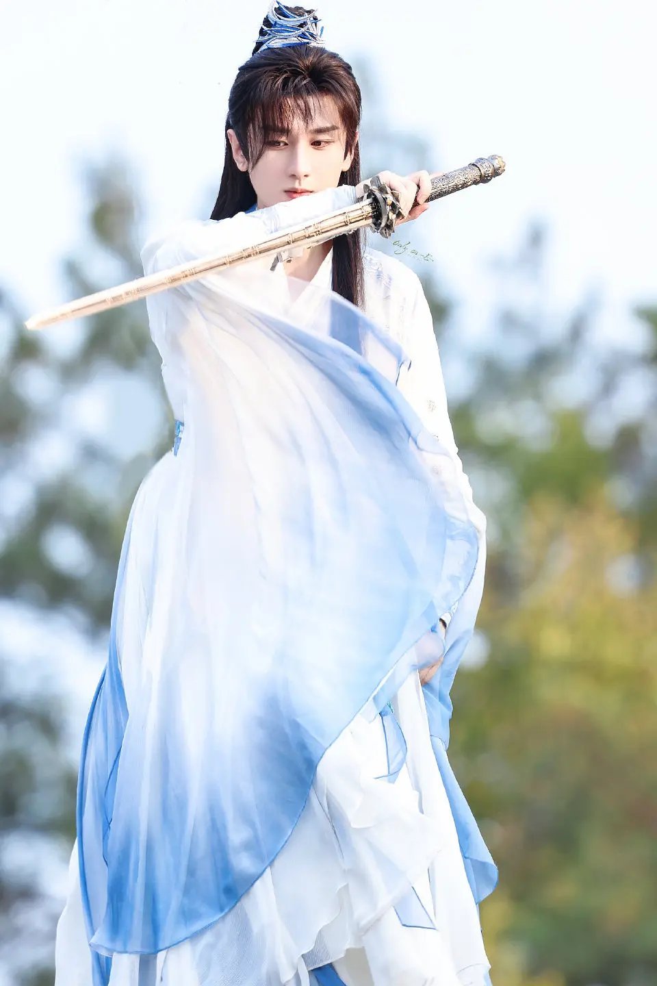 成毅赴山海造型路透 这还不帅吗 ​​​