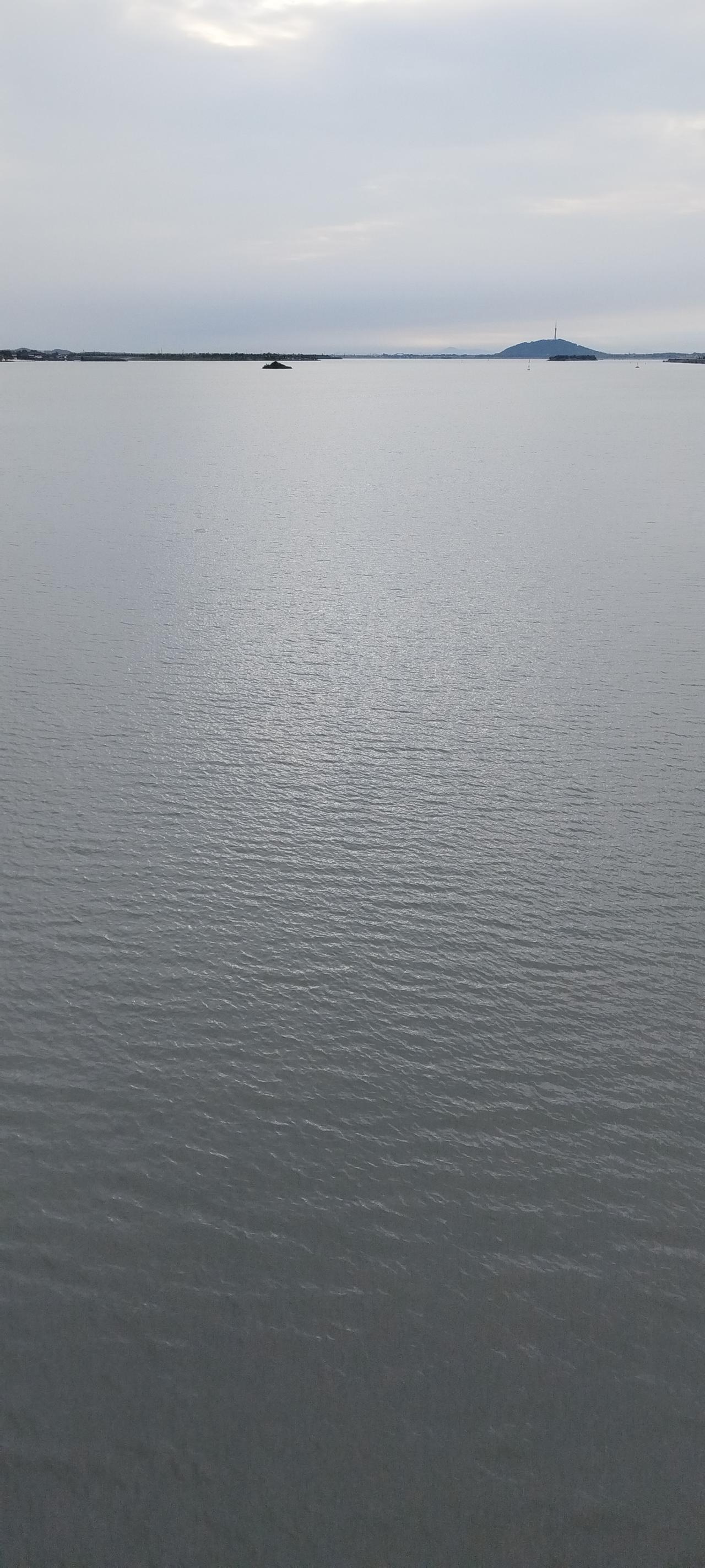 固城湖的早晨：清澈的泛着涟漪的湖水，远处的游子山，湖边的芦苇杨柳，被朝阳影红的云
