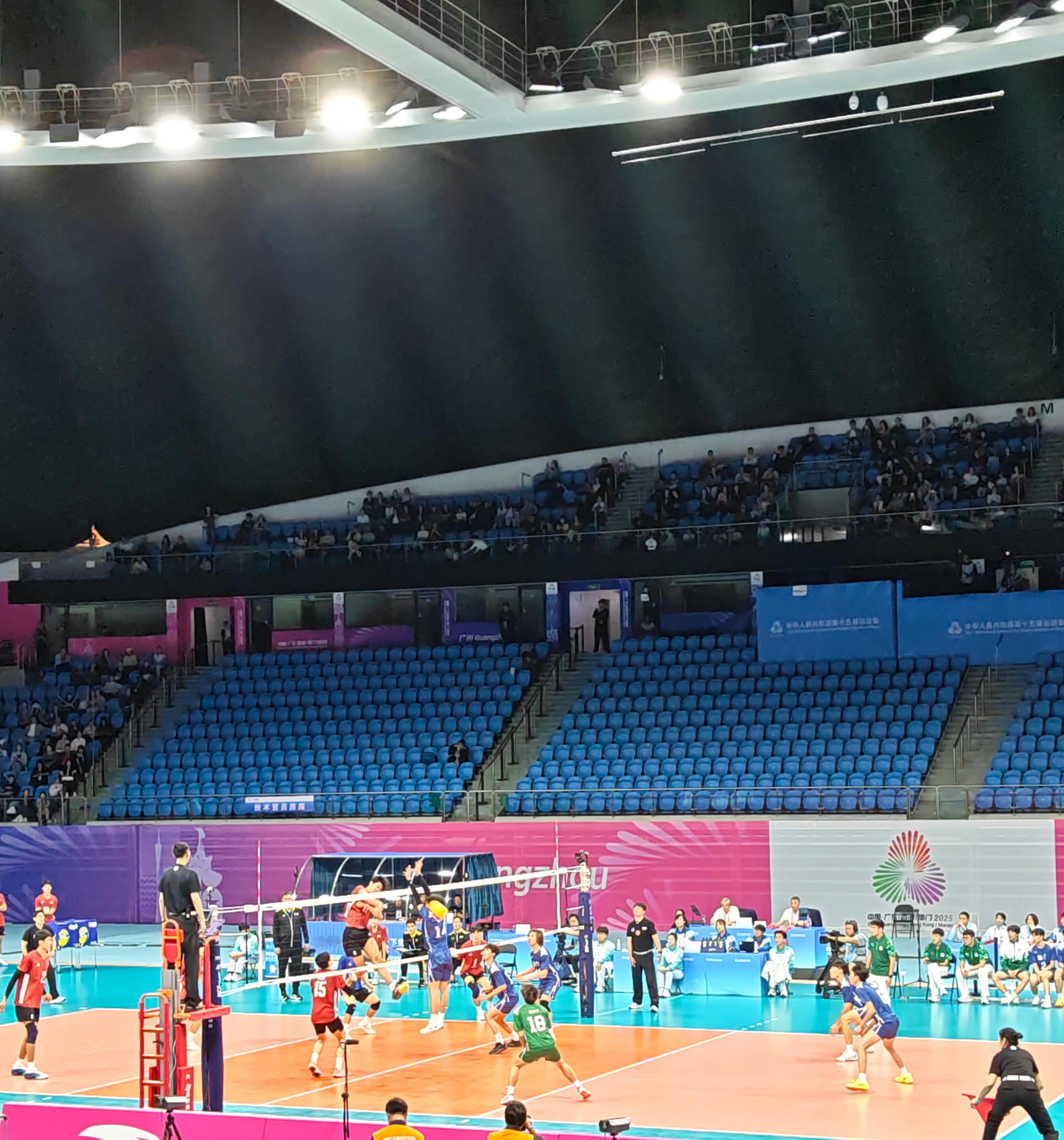 观众席藏着多少战地记者？抓拍冲刺瞬间的肌肉线条，看台欢呼的剪影，连汗水特写都充满