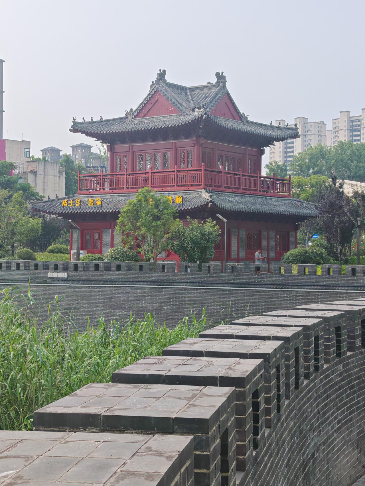 古塔倚云立，红墙映日辉。