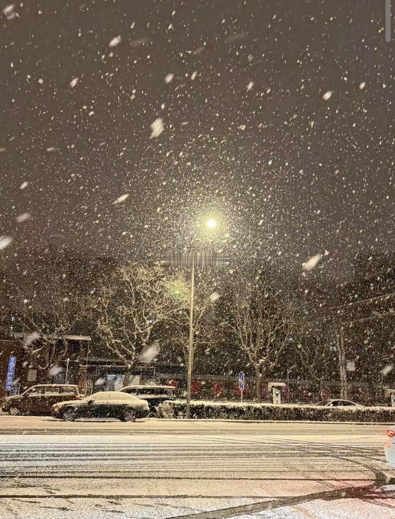 2026年的第一场雪，润雪兆丰年，祝愿我及大家2026账户长虹(੭˙ᗜ˙)੭🧧