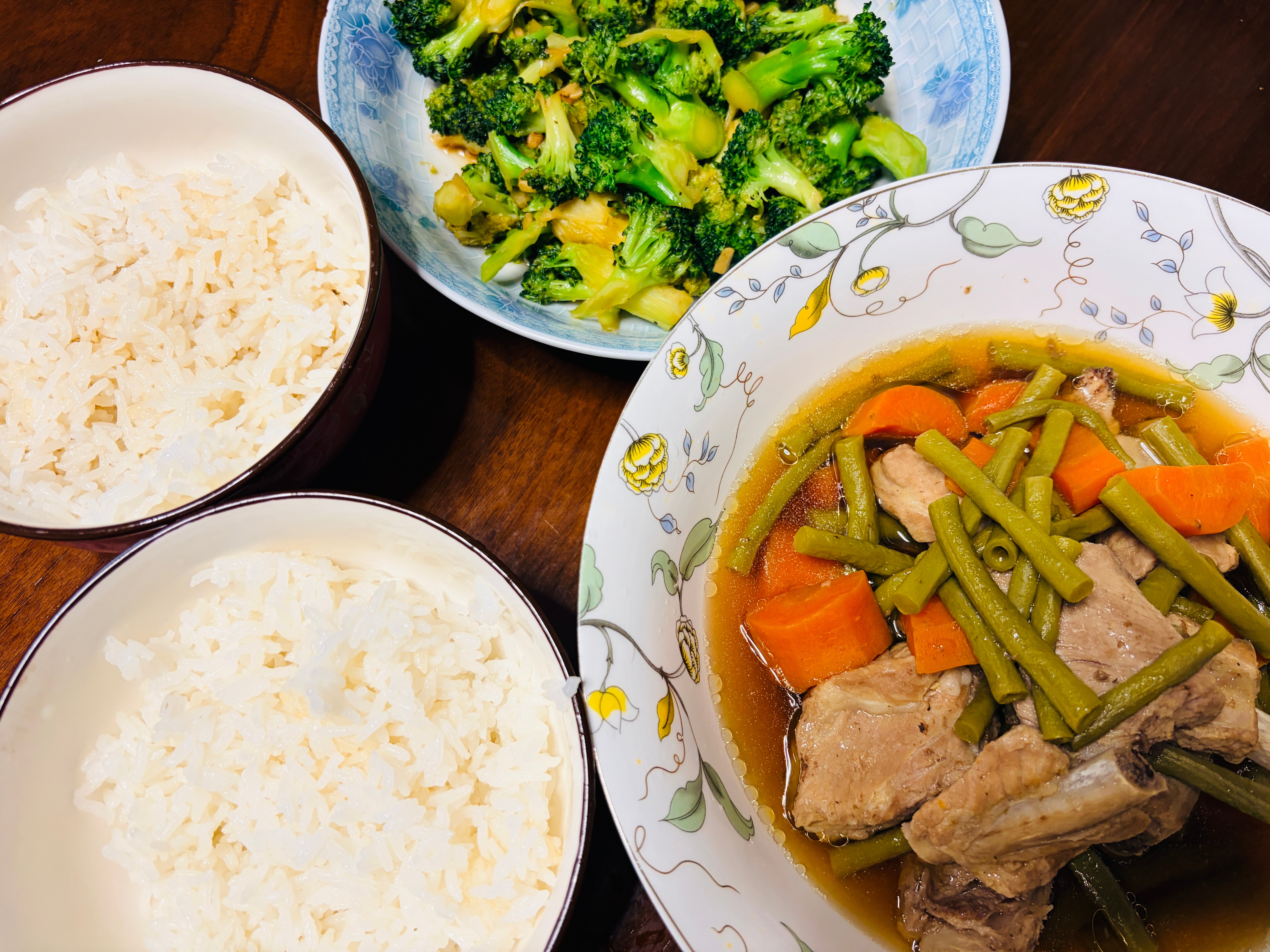 这次炖排骨加入了山东传统蔬菜豆橛子另外，我炒的西兰花咋那么好吃呢，能把西兰花做出