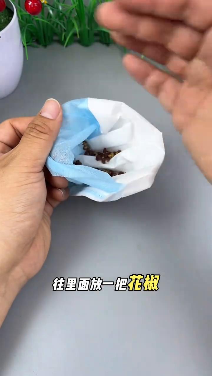 夏天家里蚊子再多，1分钟就能搞定，方法很简单。
·找一个旧口罩，用剪刀把一头剪开