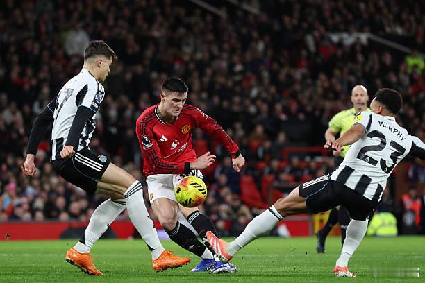 曼联vs纽卡斯尔 第11分钟，芒特前场断了豪尔的球，多尔古下底传中，谢什科禁区中