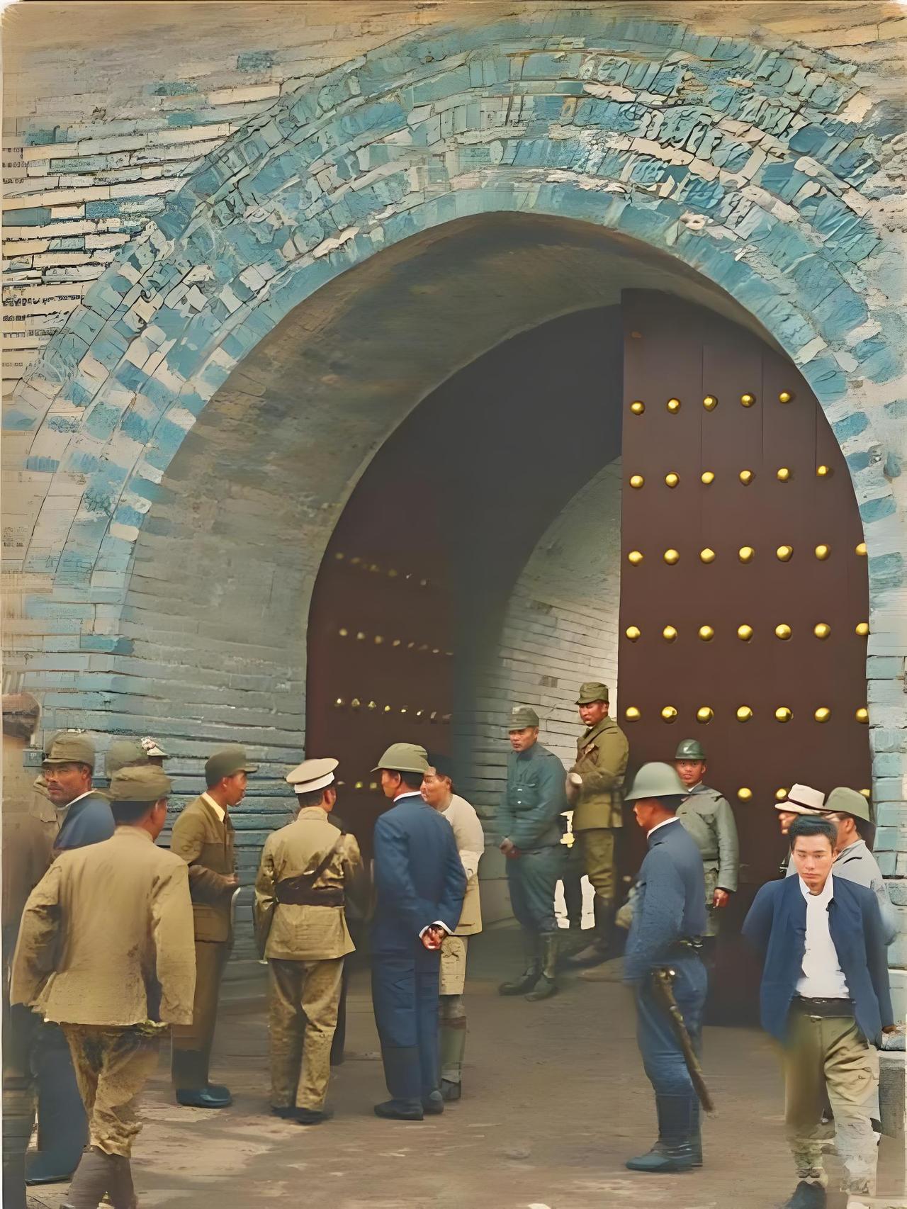 1937年8月1日，北平沦陷后日军把守广安门。
古老的广安门城台，砖石在岁月与战