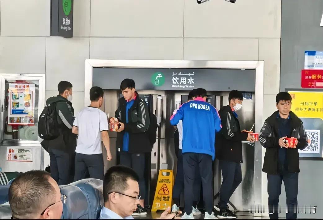朝鲜国足在乌鲁木齐机场吃泡面这一幕让国足情何以堪！他们的待遇根本无法与国足相提并